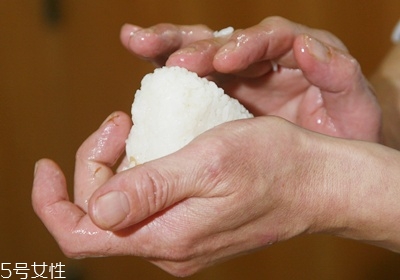 海苔飯團(tuán)的做法圖解 海苔飯團(tuán)不同形狀做法 海苔飯團(tuán)的做法圖解 海苔飯團(tuán)不同形狀做法