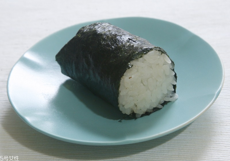 海苔飯團(tuán)的做法圖解 海苔飯團(tuán)不同形狀做法 海苔飯團(tuán)的做法圖解 海苔飯團(tuán)不同形狀做法