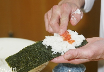 海苔飯團(tuán)的做法圖解 海苔飯團(tuán)不同形狀做法 海苔飯團(tuán)的做法圖解 海苔飯團(tuán)不同形狀做法