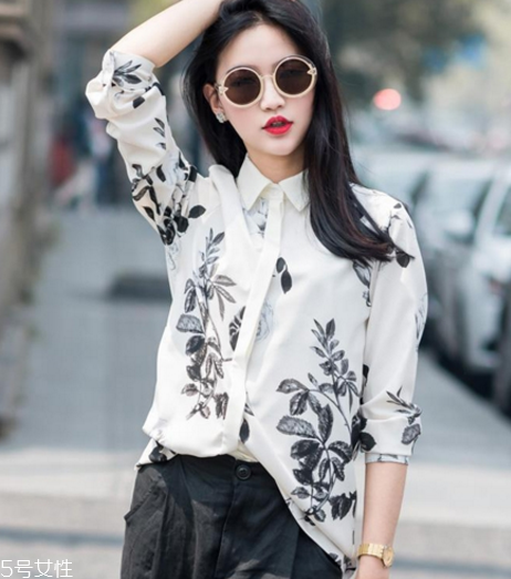 印花單品怎么搭配？感受春夏的浪漫情緣