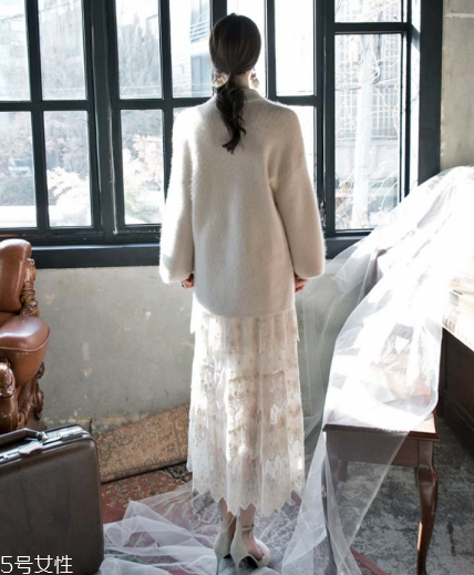 蕾絲長(zhǎng)裙配什么鞋子？為你加足時(shí)髦指數(shù)