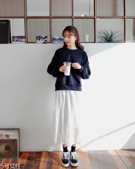 蕾絲長(zhǎng)裙配什么鞋子？為你加足時(shí)髦指數(shù)