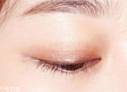 戴眼鏡怎么化妝好看？這么化妝比戴美瞳還美貌