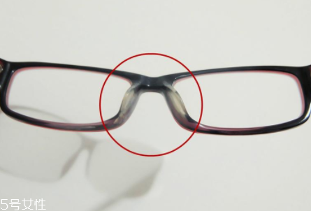 戴眼鏡怎么化妝好看？這么化妝比戴美瞳還美貌