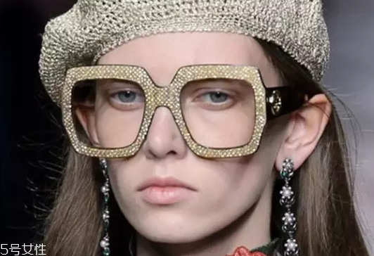 戴眼鏡怎么化妝好看？這么化妝比戴美瞳還美貌
