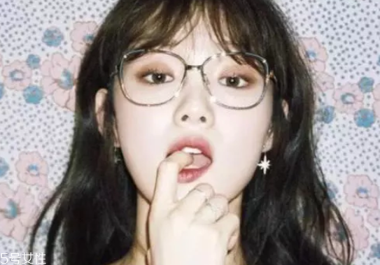 戴眼鏡怎么化妝好看？這么化妝比戴美瞳還美貌