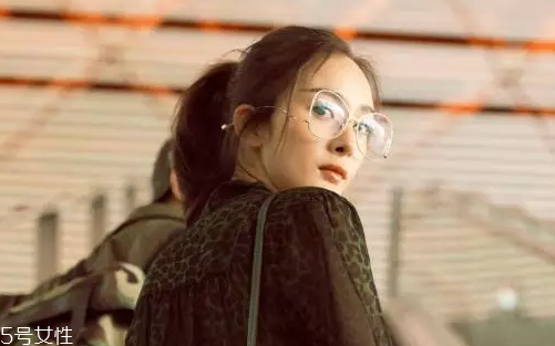 戴眼鏡怎么化妝好看？這么化妝比戴美瞳還美貌