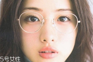 戴眼鏡怎么化妝好看？這么化妝比戴美瞳還美貌