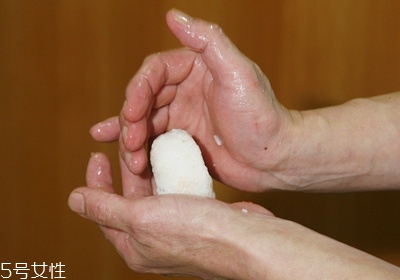 海苔飯團(tuán)的做法圖解 海苔飯團(tuán)不同形狀做法 海苔飯團(tuán)的做法圖解 海苔飯團(tuán)不同形狀做法