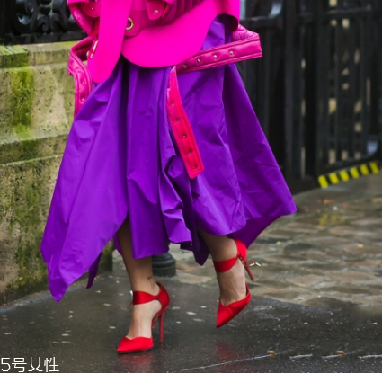 高跟鞋一走一掉怎么辦？高跟鞋要跟腳才舒適