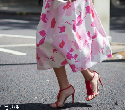 高跟鞋一走一掉怎么辦？高跟鞋要跟腳才舒適