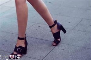 粗跟高跟鞋怎么搭配？春夏必備穿搭