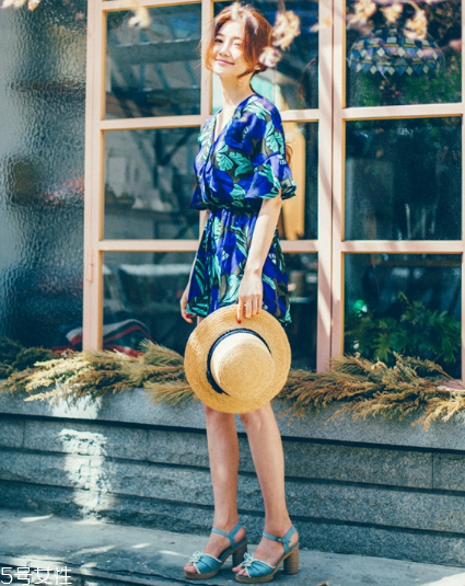 粗跟高跟鞋怎么搭配？春夏必備穿搭