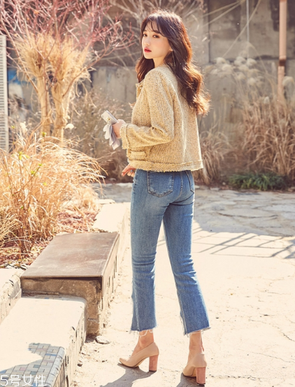 粗跟高跟鞋怎么搭配？春夏必備穿搭