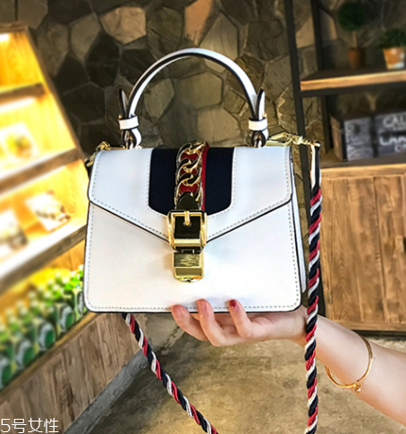 白色單品怎么搭配？春日里的璀璨之星