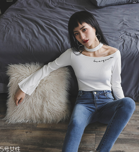 平胸穿什么衣服好看？性感的平胸穿搭