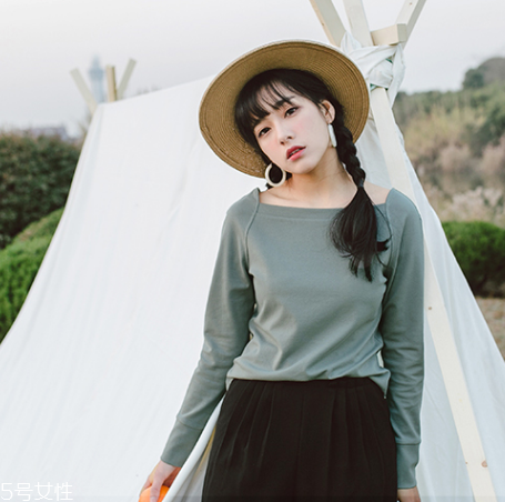 平胸穿什么衣服好看？性感的平胸穿搭