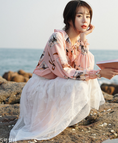 裙子搭配褲子好看嗎？打開時尚的新方式