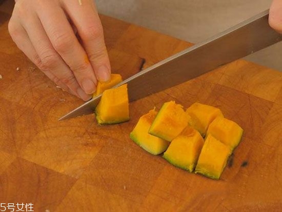 南瓜怎么切圖解 條塊片都好切 南瓜怎么切圖解 條塊片都好切