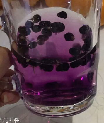 黑枸杞為什么是藍(lán)色？花青素的原因