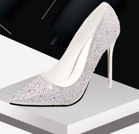 高跟鞋破皮了怎么辦？高跟鞋破皮這樣補(bǔ)