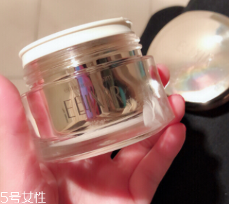 面霜可以當(dāng)眼霜嗎？年輕肌膚可以少量用