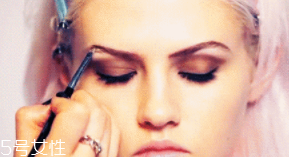 濃眉怎么畫眉毛？濃眉用眉膠是絕配