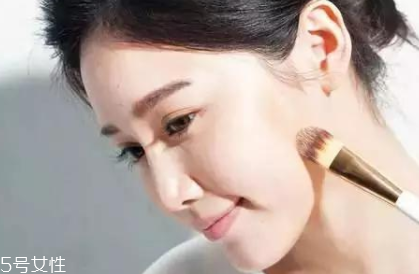 夏天化妝怎么樣不脫妝？8個小技巧讓你做清爽女神