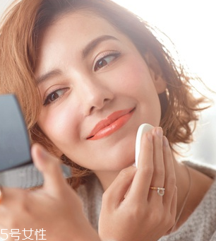 夏天化妝怎么樣不脫妝？8個小技巧讓你做清爽女神