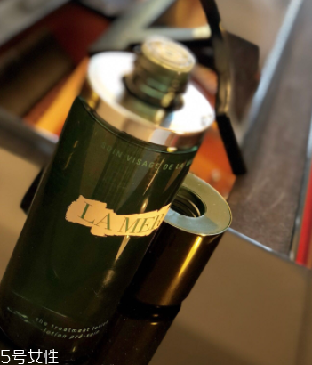 海藍之謎精萃液跟爽膚水有什么區(qū)別？用于爽膚水之后