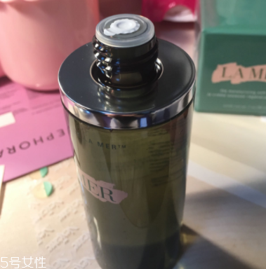 海藍之謎精萃液跟爽膚水有什么區(qū)別？用于爽膚水之后