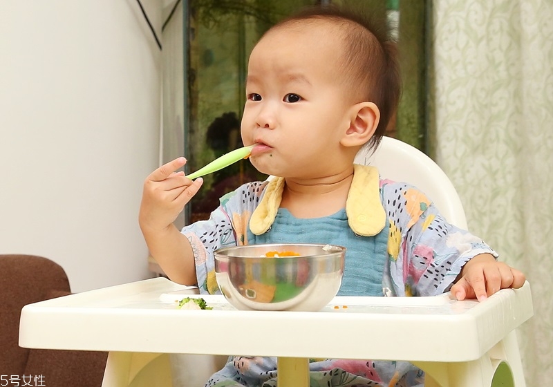 寶寶多大可以喝白開(kāi)水 1歲以后