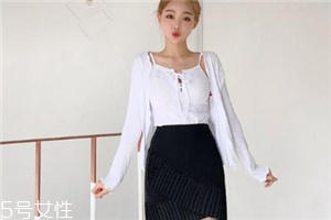 黑色短裙配什么上衣？基本款也能很時(shí)髦