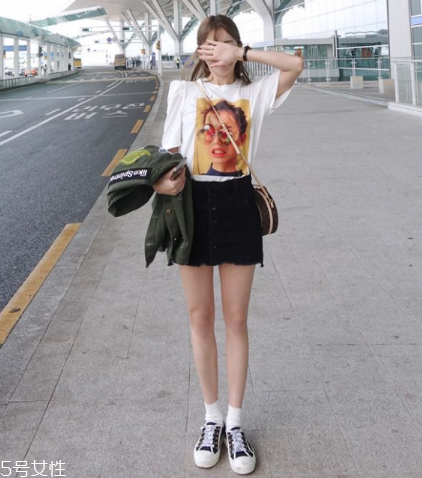 黑色短裙配什么上衣？基本款也能很時(shí)髦