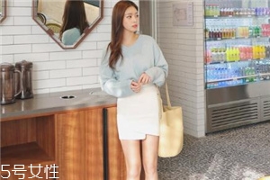白色短裙配什么上衣好看？春日里的一抹清新