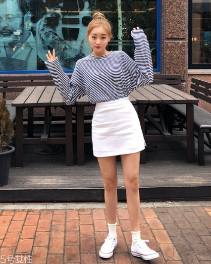 白色短裙配什么上衣好看？春日里的一抹清新