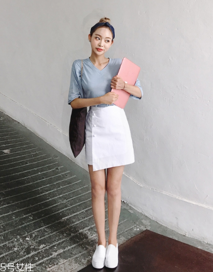 白色短裙配什么上衣好看？春日里的一抹清新