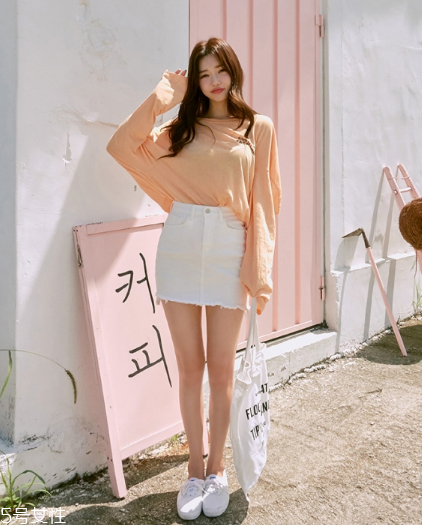 白色短裙配什么上衣好看？春日里的一抹清新