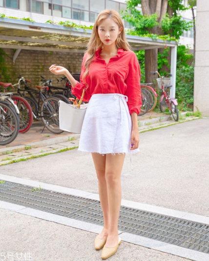 白色短裙配什么上衣好看？春日里的一抹清新