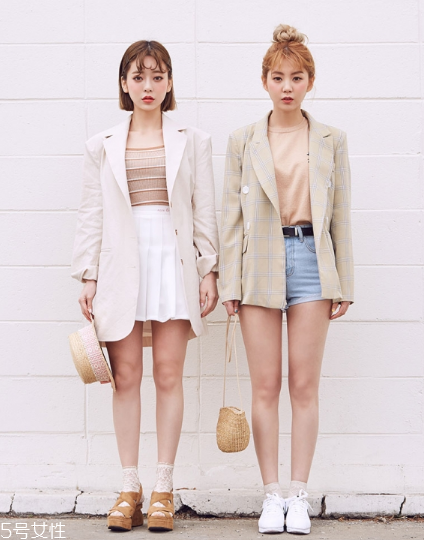 白色短裙配什么上衣好看？春日里的一抹清新