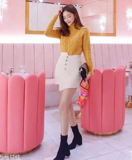 白色短裙配什么上衣好看？春日里的一抹清新