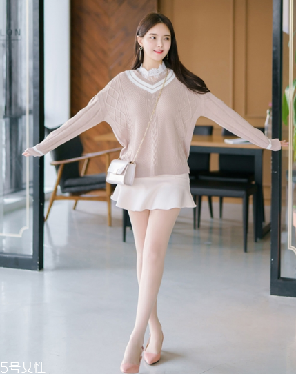 白色短裙配什么上衣好看？春日里的一抹清新