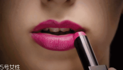 裸色衣服配什么顏色口紅？橙色口紅顯氣色