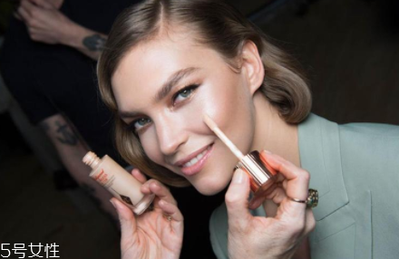 ct新品妝前高光濾鏡液怎么樣？charlotte tilbury粉底好用嗎？