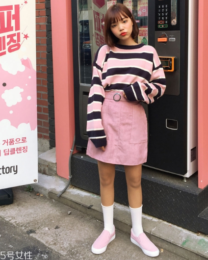 粉色短裙配什么鞋子？少女感爆棚穿搭