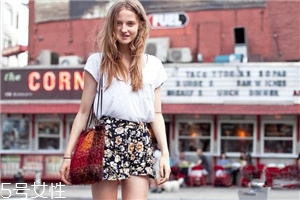 碎花短裙怎么搭配？與春天來一場甜美約會(huì)