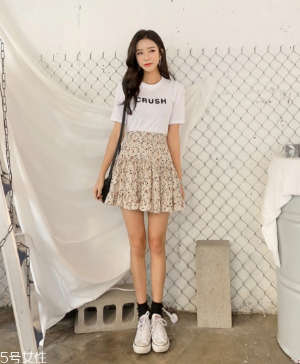 碎花短裙怎么搭配？與春天來一場甜美約會(huì)