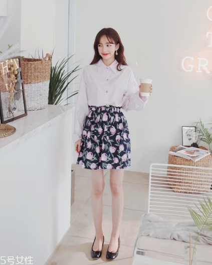 碎花短裙怎么搭配？與春天來一場甜美約會(huì)