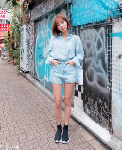 淺藍色襯衫怎么搭配？干練清新隨意切換