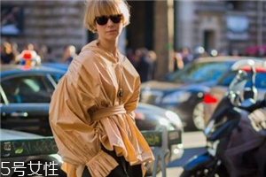 燈籠袖襯衫怎么搭配？藏起你的拜拜肉